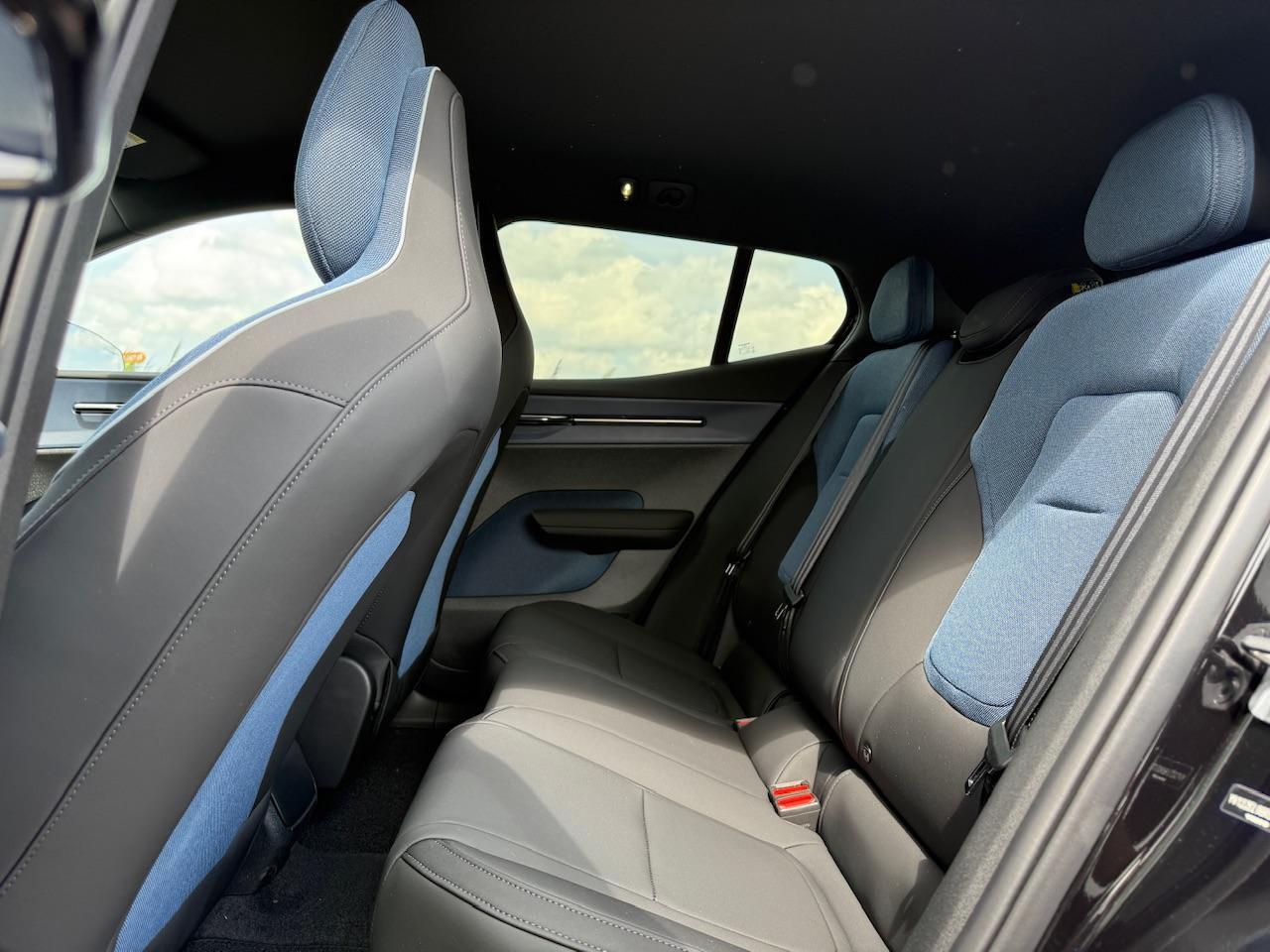 Volvo EX30 Single Motor Extended Range Plus 69 kWh Getint glas | Stoel / stuurverwarming | 20 inch | DEMO |