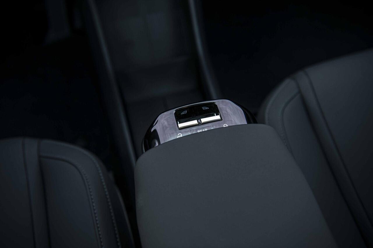 Volvo EX30 Cross Country Twin Motor Performance Ultra | Google | Longe Range | 4x4 | Adaptieve Cruise | Stoel-/Stuurverwarming | Keyless | 360 Camera | Panoramadak | Elektr. Stoelen | Harman Kardon Audio | Elek. Achterklep | Getint Glas