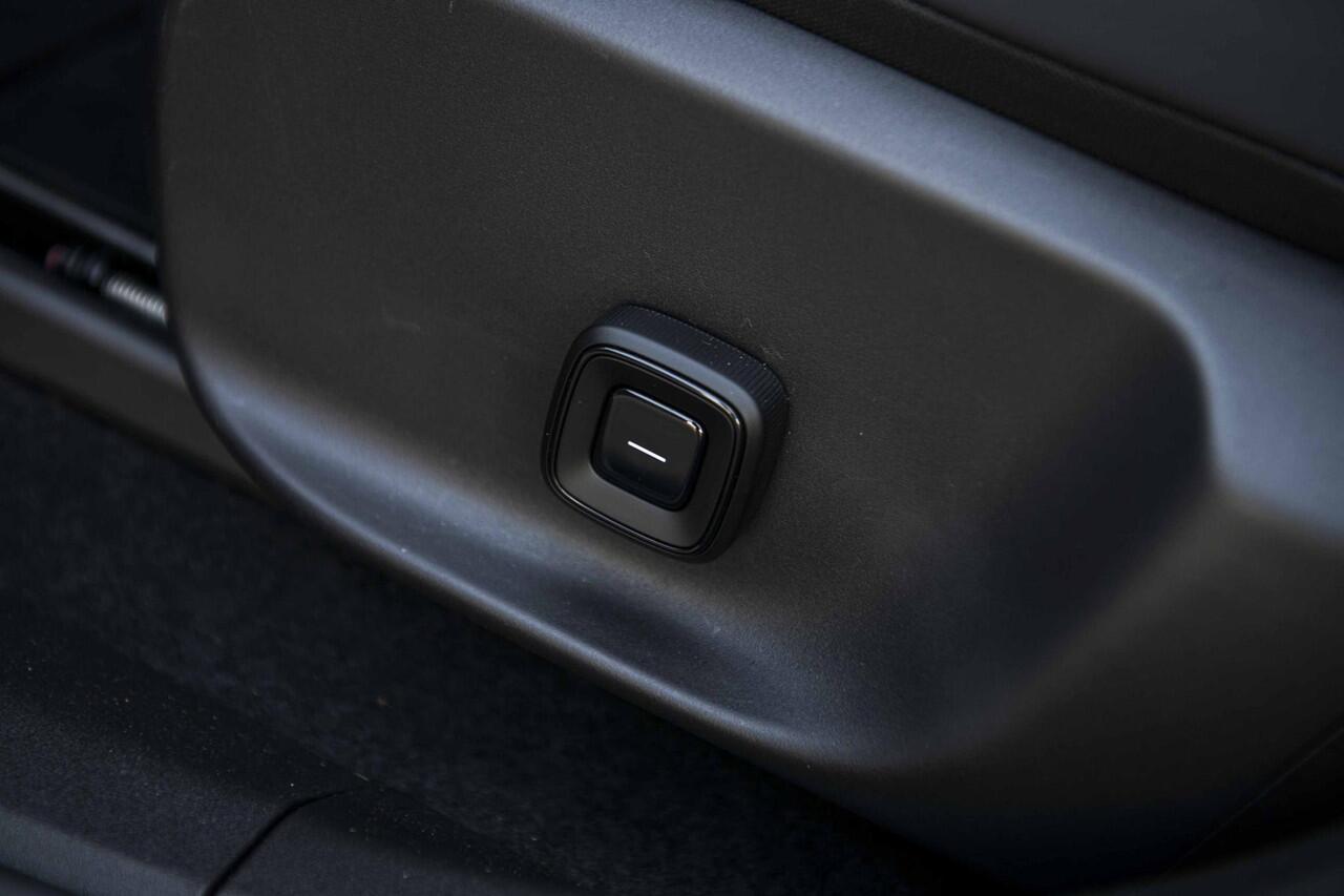 Volvo EX30 Cross Country Twin Motor Performance Ultra | Google | Longe Range | 4x4 | Adaptieve Cruise | Stoel-/Stuurverwarming | Keyless | 360 Camera | Panoramadak | Elektr. Stoelen | Harman Kardon Audio | Elek. Achterklep | Getint Glas