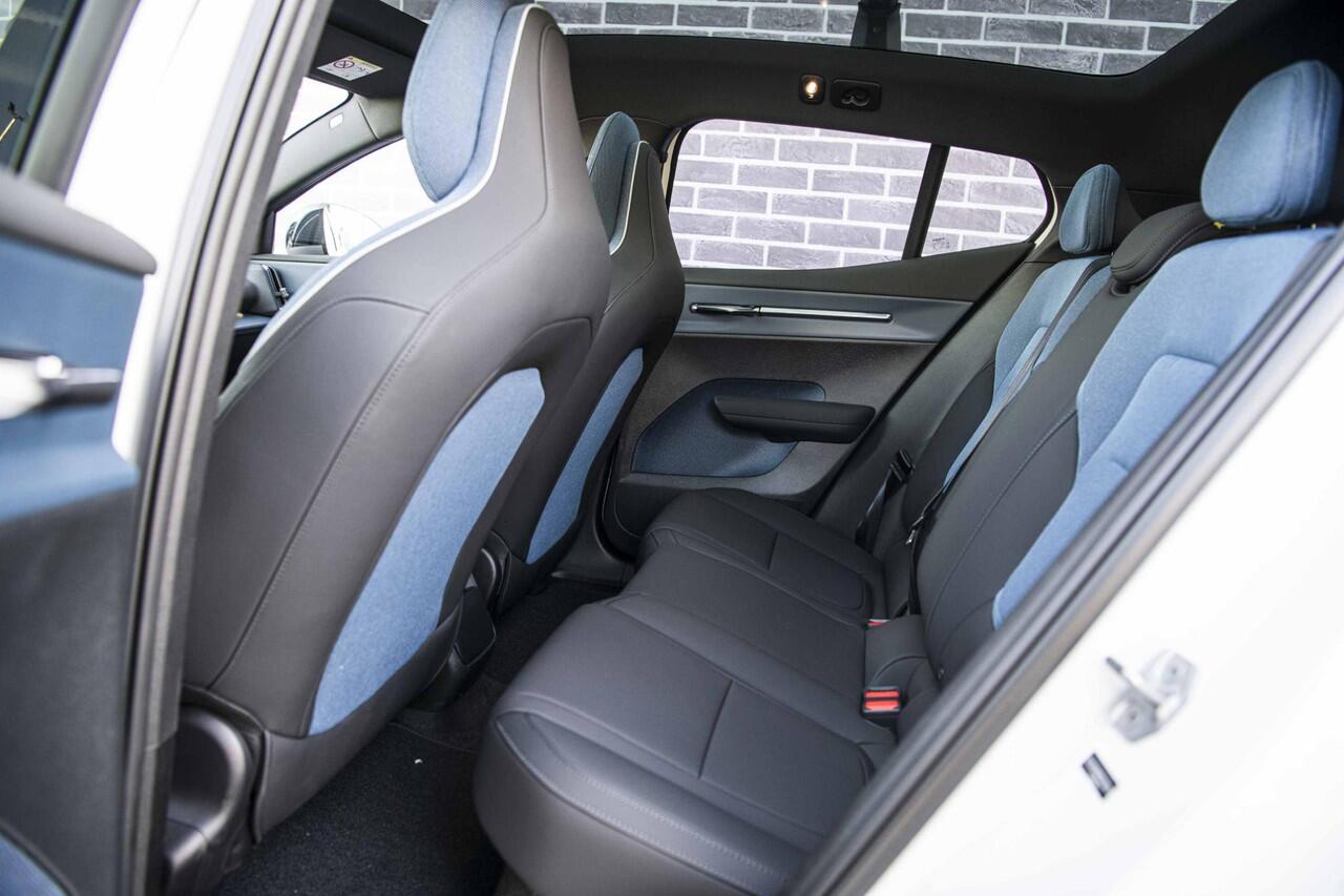 Volvo EX30 Cross Country Twin Motor Performance Ultra | Google | Longe Range | 4x4 | Adaptieve Cruise | Stoel-/Stuurverwarming | Keyless | 360 Camera | Panoramadak | Elektr. Stoelen | Harman Kardon Audio | Elek. Achterklep | Getint Glas