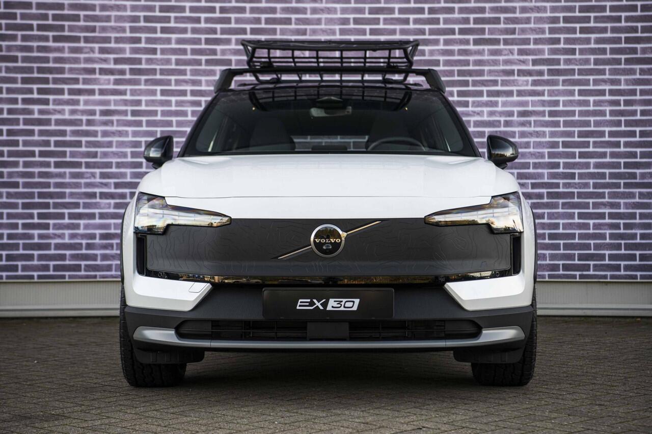 Volvo EX30 Cross Country Twin Motor Performance Ultra | Google | Longe Range | 4x4 | Adaptieve Cruise | Stoel-/Stuurverwarming | Keyless | 360 Camera | Panoramadak | Elektr. Stoelen | Harman Kardon Audio | Elek. Achterklep | Getint Glas