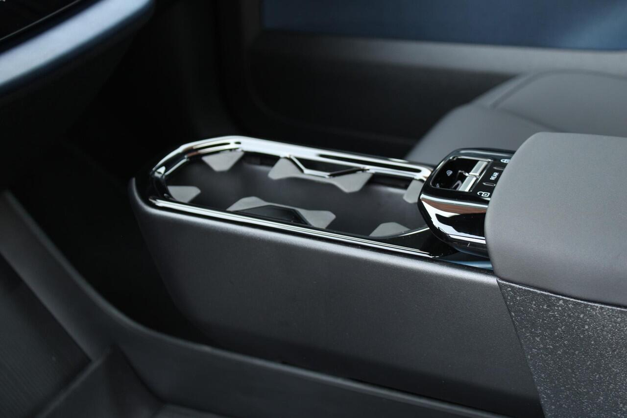 Volvo EX30 Single Motor Extended Range Plus | Incl. Volvo Verlengde garantie | Adaptieve Cruise Control | Pilot Assist | Harman/Kardon Audiosysteem | Parkeersensoren voor en achter | Parkeercamera achter | 20" Lichtmetalen velgen |