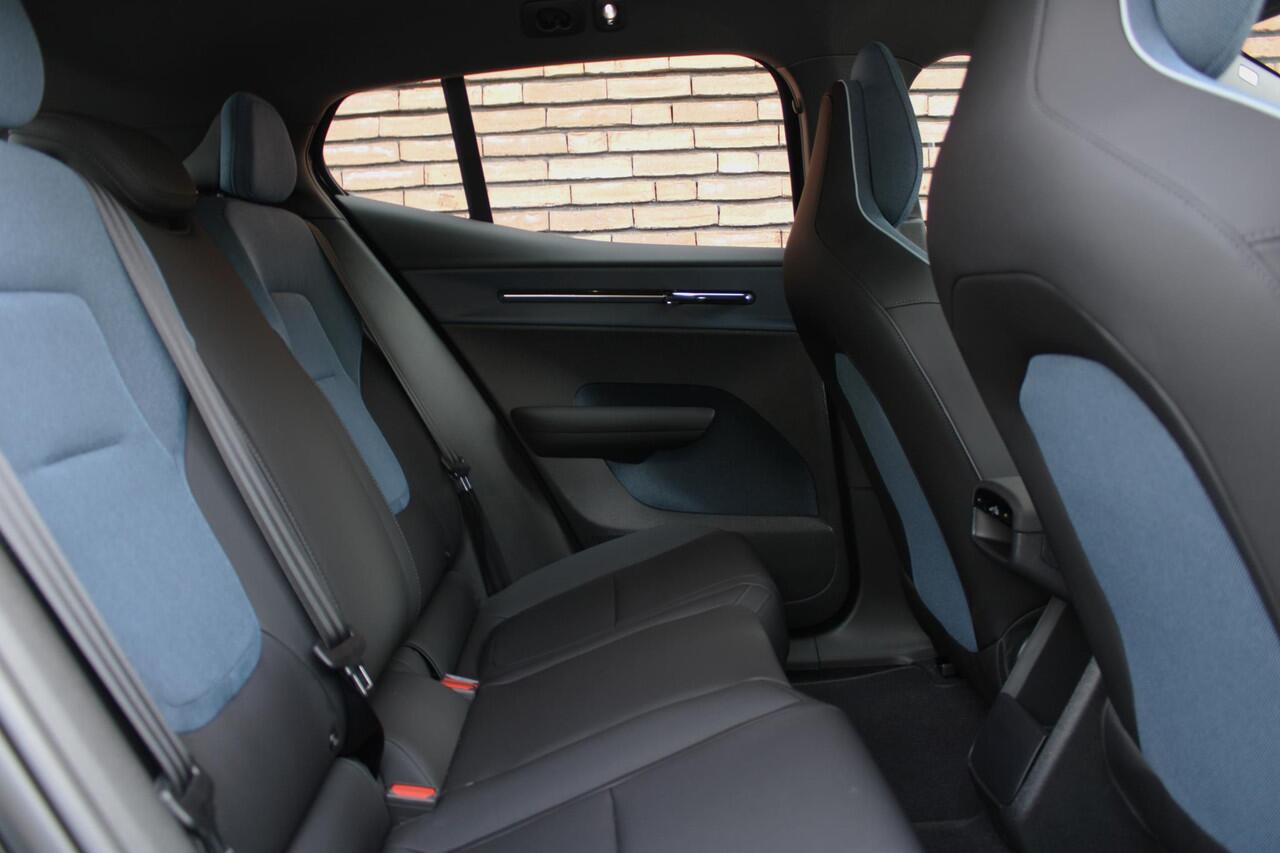 Volvo EX30 Single Motor Extended Range Plus | Incl. Volvo Verlengde garantie | Adaptieve Cruise Control | Pilot Assist | Harman/Kardon Audiosysteem | Parkeersensoren voor en achter | Parkeercamera achter | 20" Lichtmetalen velgen |