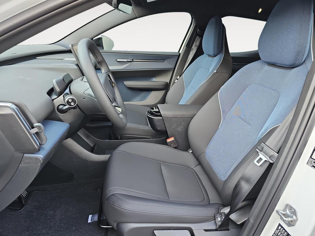 Volvo EX30 Single Motor Extended Range Plus 69 kWh | Stoelverwarming | Harman/Kardon | Keyless Entry | Sfeerverlichting |