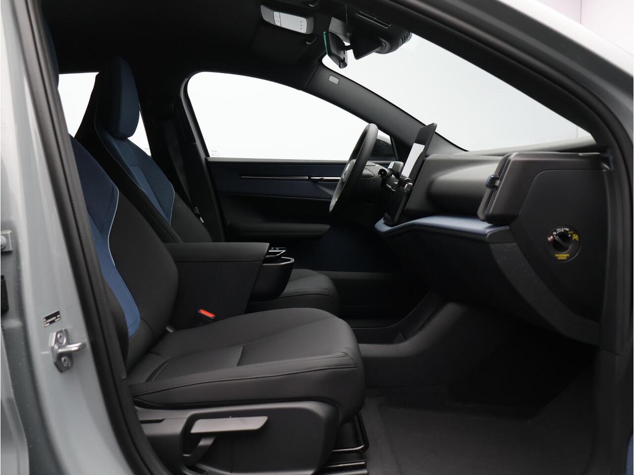 Volvo EX30 Single Motor Essential 51 kWh / Snel Leverbaar / Stoel+Stuurverwarming / Parkeercamera / Fiscalewaarde ¤35.105,- /