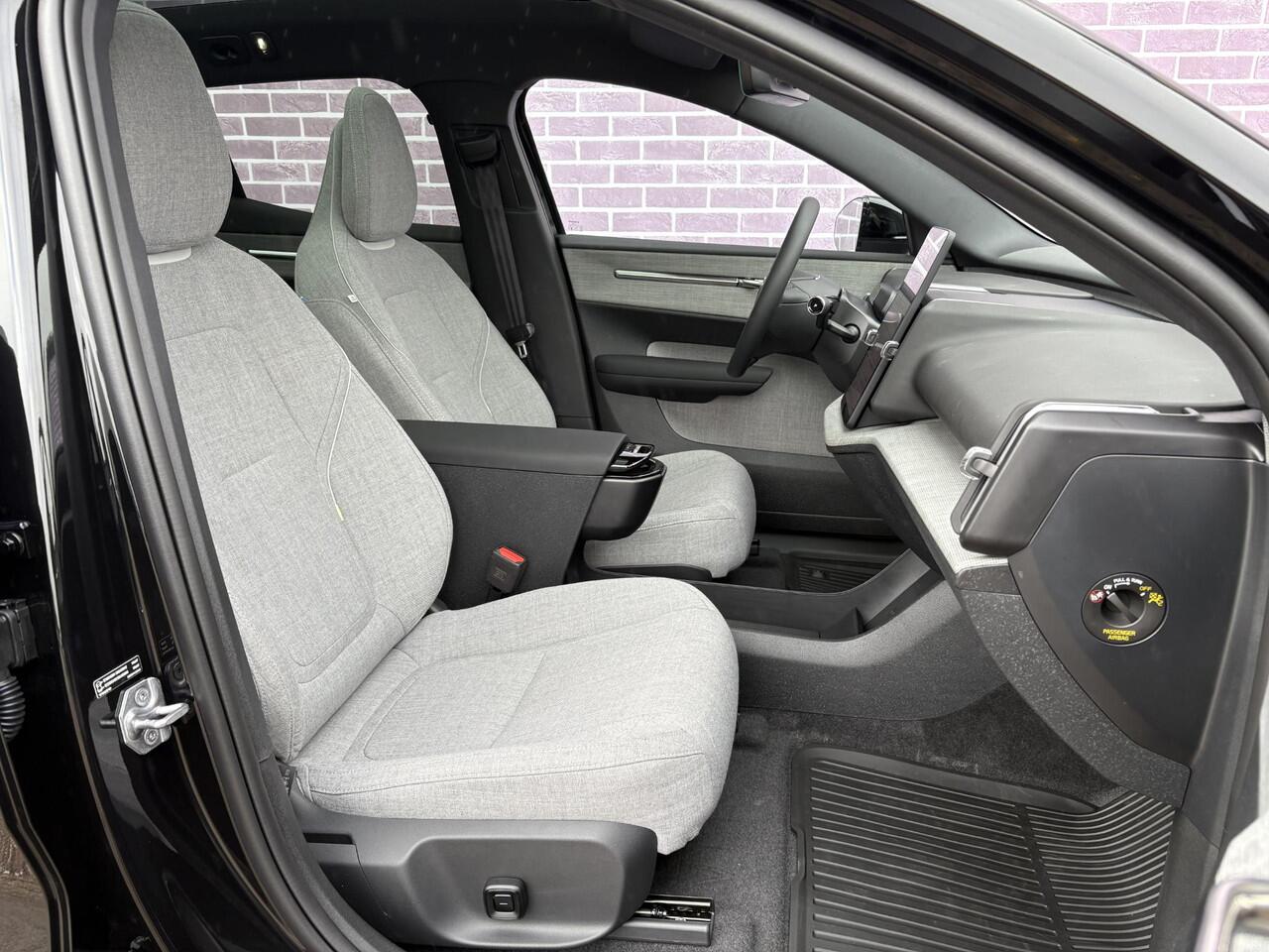 Volvo EX30 Twin Motor Performance Europa Sport 69 kWh 17% Bijtelling | Mist interieur | 360° camera | BLIS | Adaptieve cruise controle | Panorama dak |