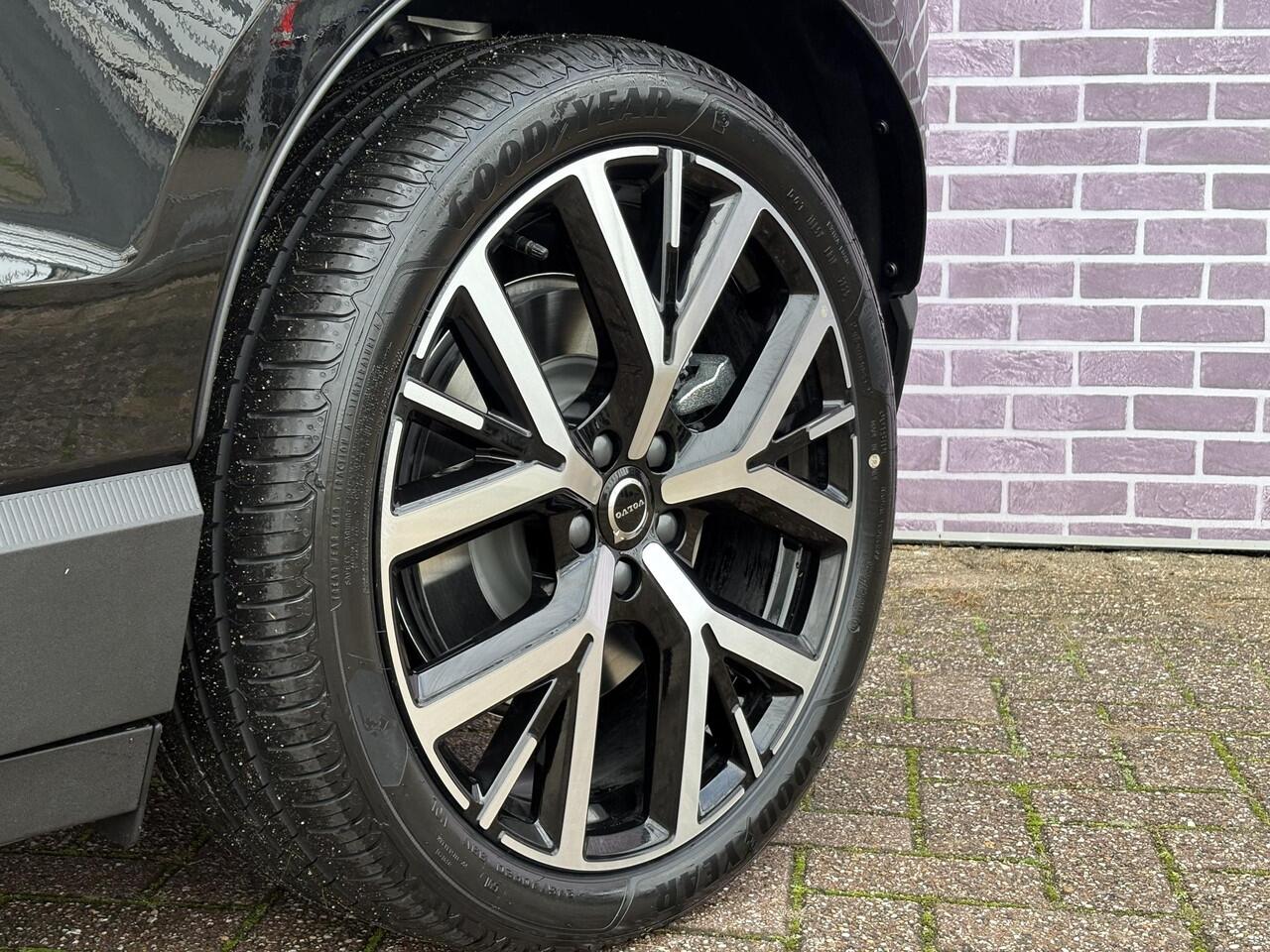 Volvo EX30 Twin Motor Performance Europa Sport 69 kWh 17% Bijtelling | Mist interieur | 360° camera | BLIS | Adaptieve cruise controle | Panorama dak |