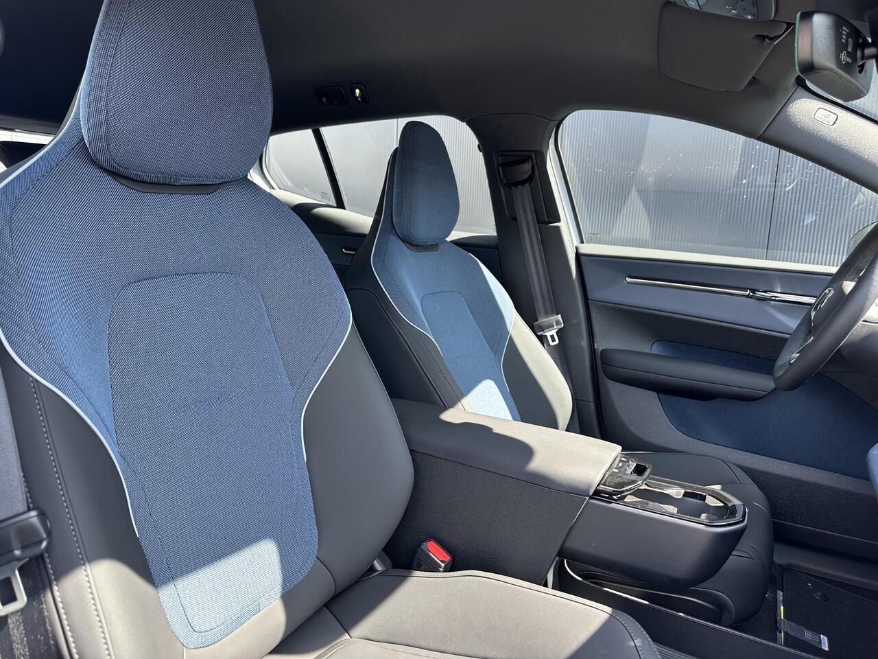 Volvo EX30 Single Motor Extended Range Plus 69 kWh / Harman/Kardon / 20 Inch / adaptive cruise / elek. kofferbak / extra getint glas / range 475 km