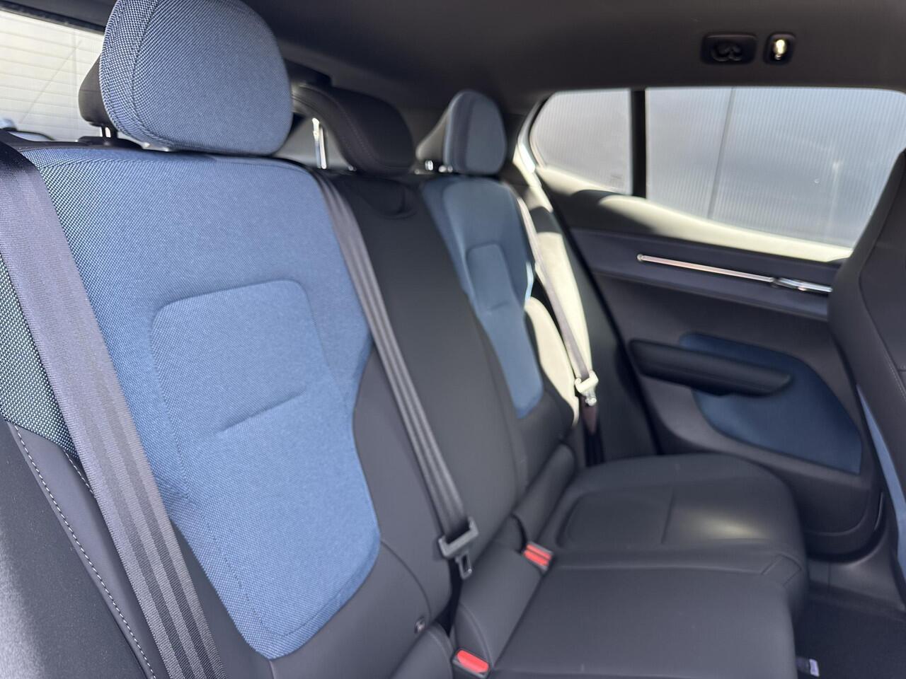 Volvo EX30 Single Motor Extended Range Plus 69 kWh / Harman/Kardon / 20 Inch / adaptive cruise / elek. kofferbak / extra getint glas / range 475 km