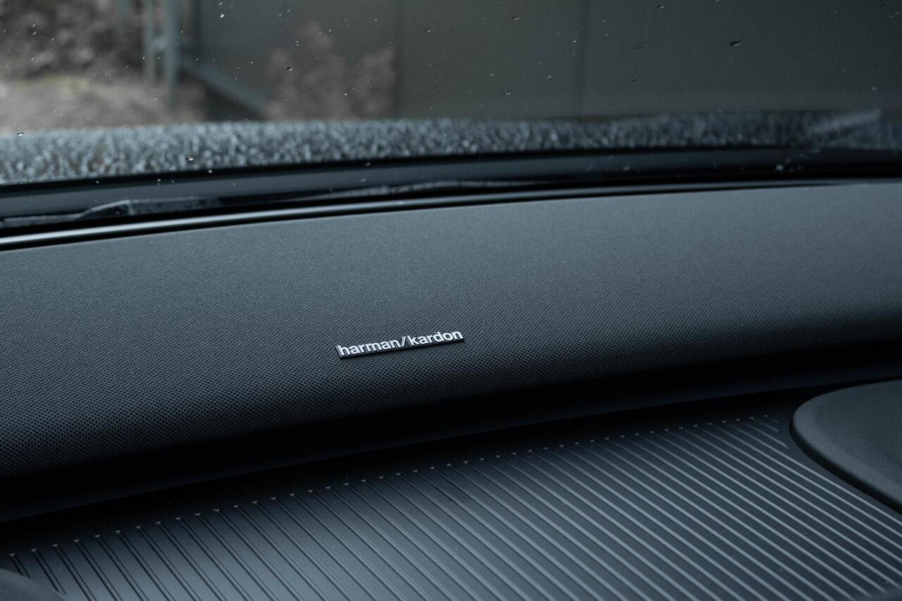 Volvo EX30 Twin Motor Performance Ultra 69 kWh | Warmtepomp | Interieur voorverwarming | Panoramadak | Adaptieve Cruise control | Blind Spot | Premium sound | 360 graden Camera |