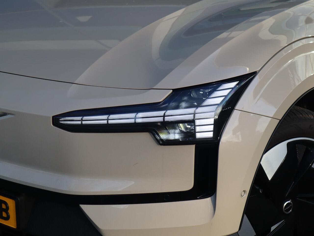 Volvo EX30 Single Motor Extended Range Ultra 69 kWh | Verwarmbare voorstoelen| Stuurwielverwarming| 360* Camera| Panoramadak| Harman Kardon audiosysteem|