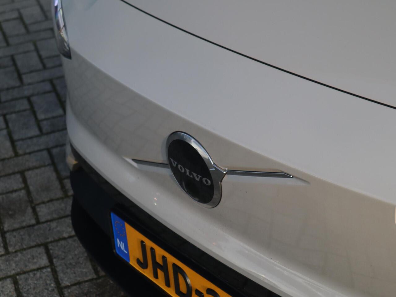 Volvo EX30 Single Motor Extended Range Ultra 69 kWh | Verwarmbare voorstoelen| Stuurwielverwarming| 360* Camera| Panoramadak| Harman Kardon audiosysteem|