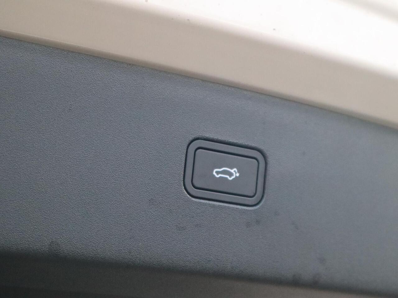 Volvo EX30 Single Motor Extended Range Ultra 69 kWh | Verwarmbare voorstoelen| Stuurwielverwarming| 360* Camera| Panoramadak| Harman Kardon audiosysteem|