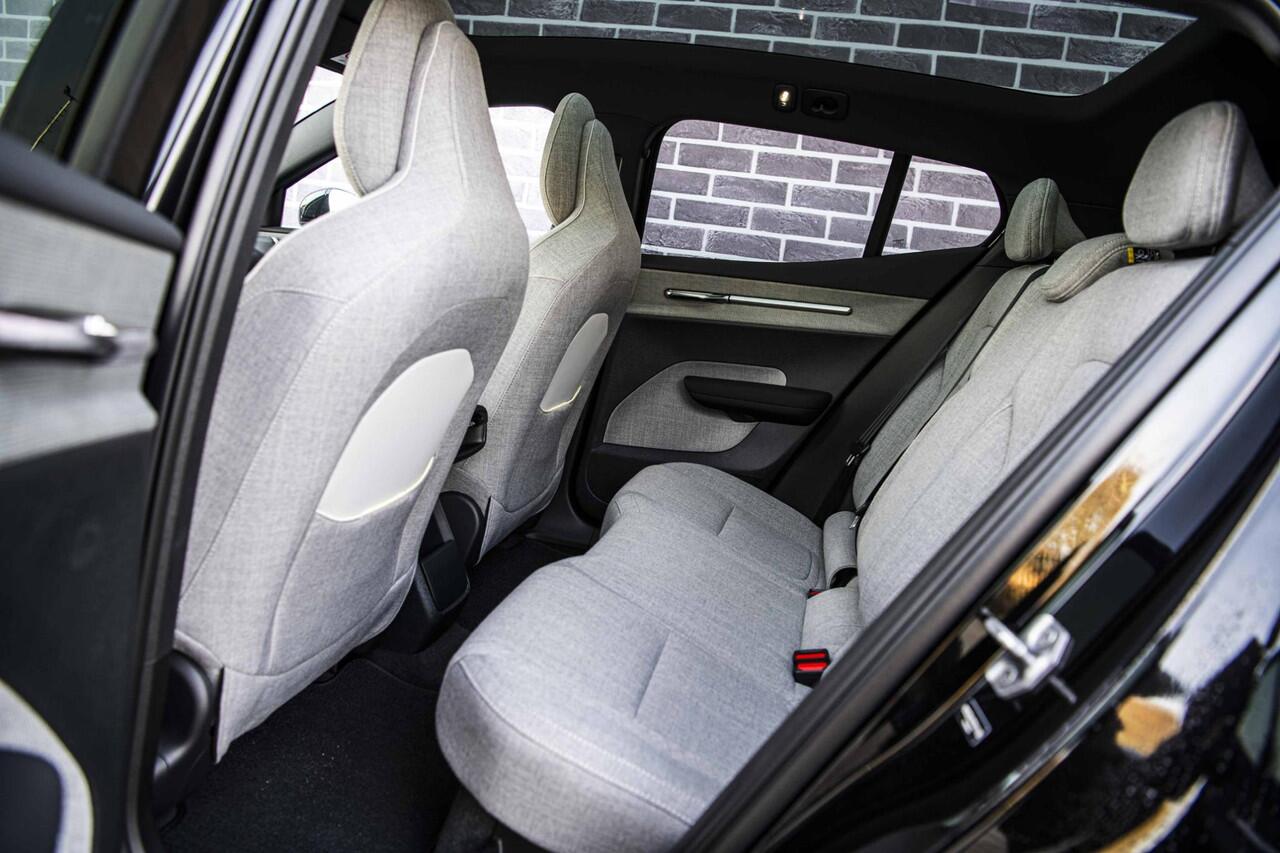 Volvo EX30 Single Motor Extended Range Ultra 69 kWh Black Edition | Trekhaak | Stoel en Stuurverwarming | 20" Y Spaaks | 360° Camera | Harman & Kardon |