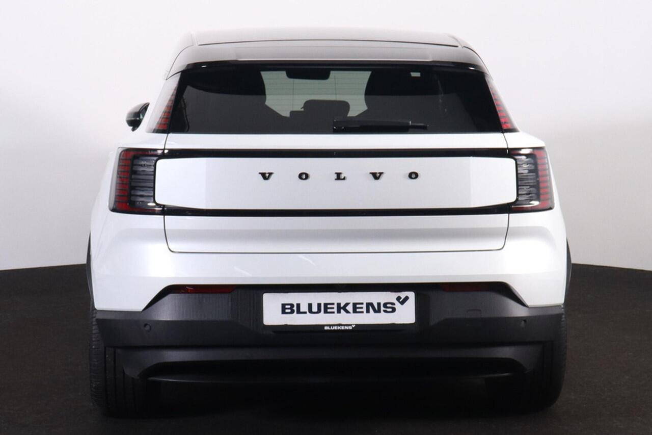 Volvo EX30 Extended Range Plus 69 kWh Adaptive Cruise Control - Climate pack - Parkeercamera achter - Elektrisch bedienbare voorstoelen - Verwarmde voorstoelen & stuur - Parkeersensoren voor & achter - Draadloze tel. lader - Extra getint glas - 20' LMV