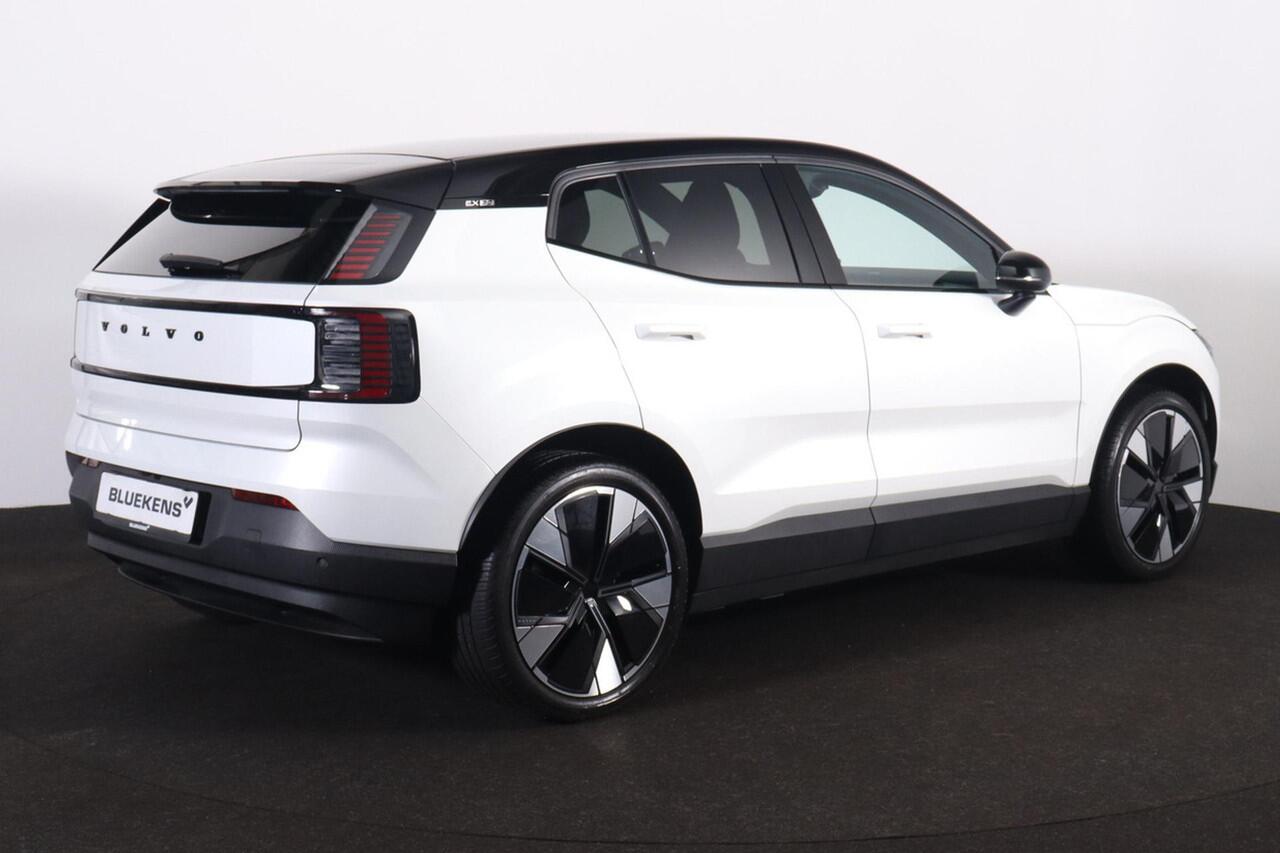Volvo EX30 Extended Range Plus 69 kWh Adaptive Cruise Control - Climate pack - Parkeercamera achter - Elektrisch bedienbare voorstoelen - Verwarmde voorstoelen & stuur - Parkeersensoren voor & achter - Draadloze tel. lader - Extra getint glas - 20' LMV