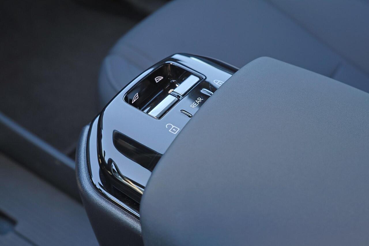 Volvo EX30 Extended Range Plus 69 kWh Adaptive Cruise Control - Climate pack - Parkeercamera achter - Elektrisch bedienbare voorstoelen - Verwarmde voorstoelen & stuur - Parkeersensoren voor & achter - Draadloze tel. lader - Extra getint glas - 20' LMV