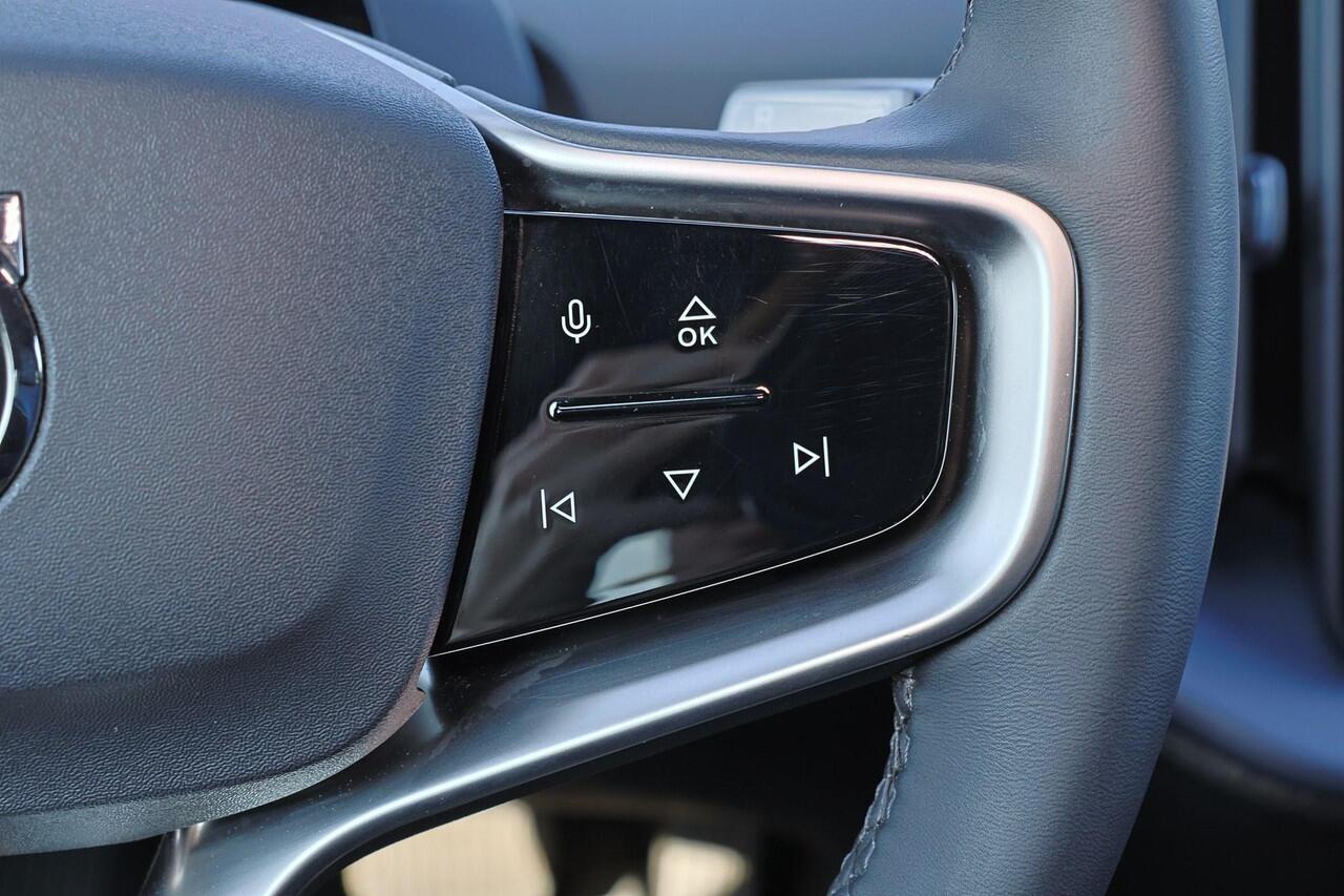 Volvo EX30 Extended Range Plus 69 kWh Adaptive Cruise Control - Climate pack - Parkeercamera achter - Elektrisch bedienbare voorstoelen - Verwarmde voorstoelen & stuur - Parkeersensoren voor & achter - Draadloze tel. lader - Extra getint glas - 20' LMV