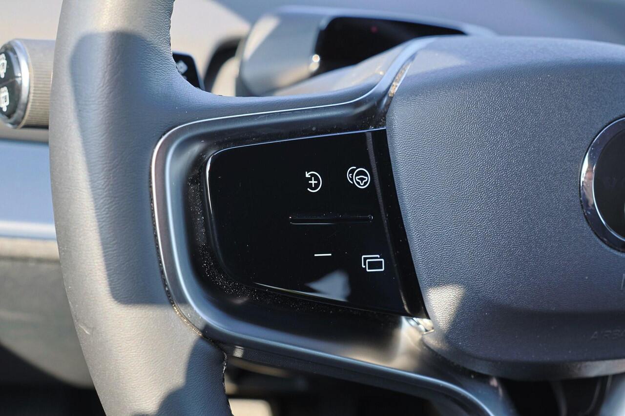 Volvo EX30 Extended Range Plus 69 kWh Adaptive Cruise Control - Climate pack - Parkeercamera achter - Elektrisch bedienbare voorstoelen - Verwarmde voorstoelen & stuur - Parkeersensoren voor & achter - Draadloze tel. lader - Extra getint glas - 20' LMV