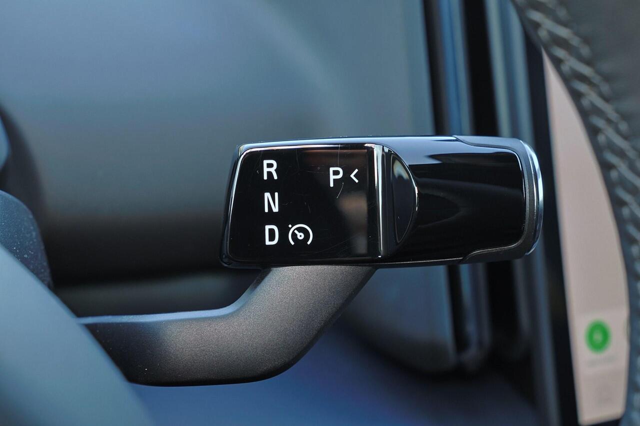 Volvo EX30 Extended Range Plus 69 kWh Adaptive Cruise Control - Climate pack - Parkeercamera achter - Elektrisch bedienbare voorstoelen - Verwarmde voorstoelen & stuur - Parkeersensoren voor & achter - Draadloze tel. lader - Extra getint glas - 20' LMV