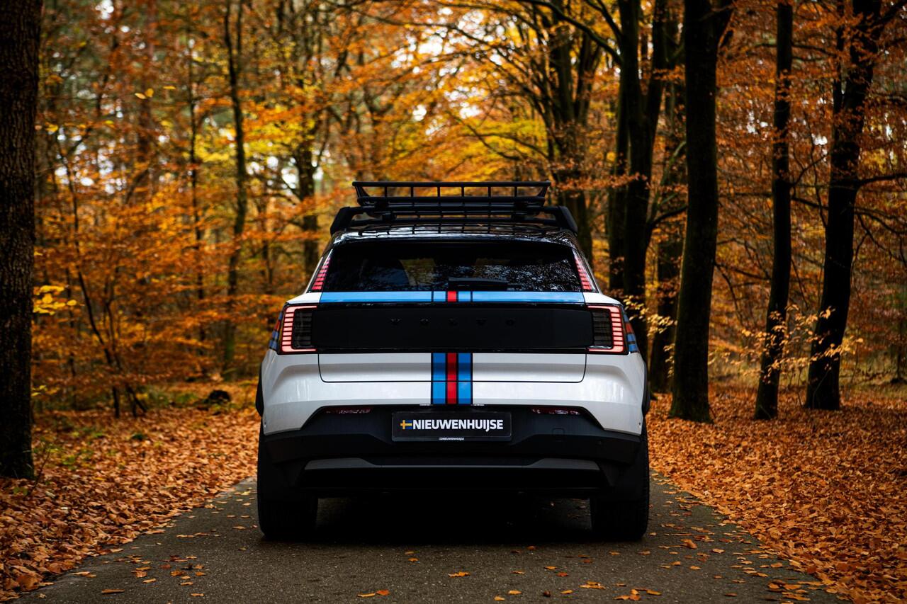 Volvo EX30 Cross Country Twin Motor AWD Performance 69 kWh Ultra | Martini Editie | 4x4 | Adaptieve Cruise | Stoel-/Stuurverwarming | Keyless | 360 Camera | Panoramadak | Elektr. Stoelen | Harman Kardon Audio | Elek. Achterklep | Getint Glas