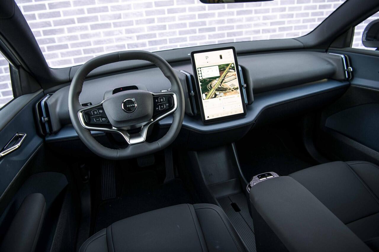 Volvo EX30 Cross Country Twin Motor AWD Performance 69 kWh Ultra | Martini Editie | 4x4 | Adaptieve Cruise | Stoel-/Stuurverwarming | Keyless | 360 Camera | Panoramadak | Elektr. Stoelen | Harman Kardon Audio | Elek. Achterklep | Getint Glas