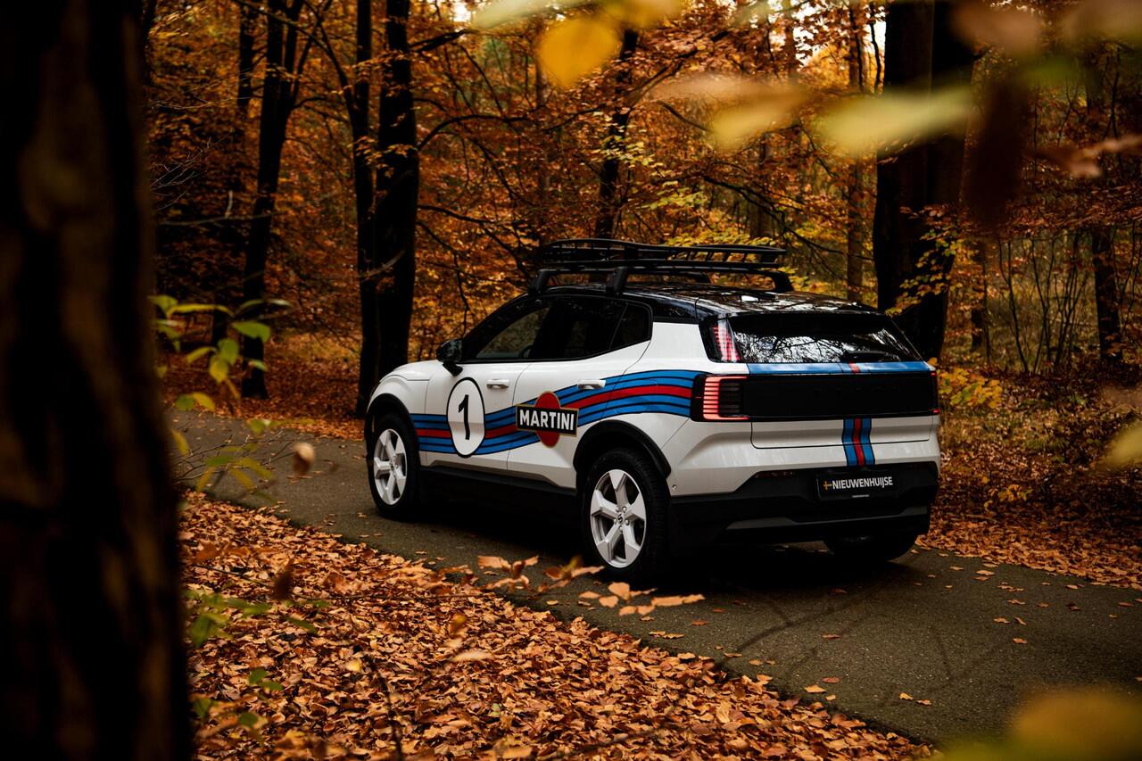 Volvo EX30 Cross Country Twin Motor AWD Performance 69 kWh Ultra | Martini Editie | 4x4 | Adaptieve Cruise | Stoel-/Stuurverwarming | Keyless | 360 Camera | Panoramadak | Elektr. Stoelen | Harman Kardon Audio | Elek. Achterklep | Getint Glas