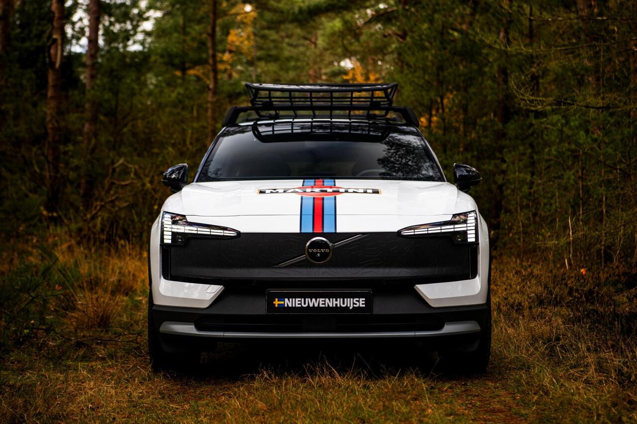 Volvo EX30 Cross Country Twin Motor AWD Performance 69 kWh Ultra | Martini Editie | 4x4 | Adaptieve Cruise | Stoel-/Stuurverwarming | Keyless | 360 Camera | Panoramadak | Elektr. Stoelen | Harman Kardon Audio | Elek. Achterklep | Getint Glas
