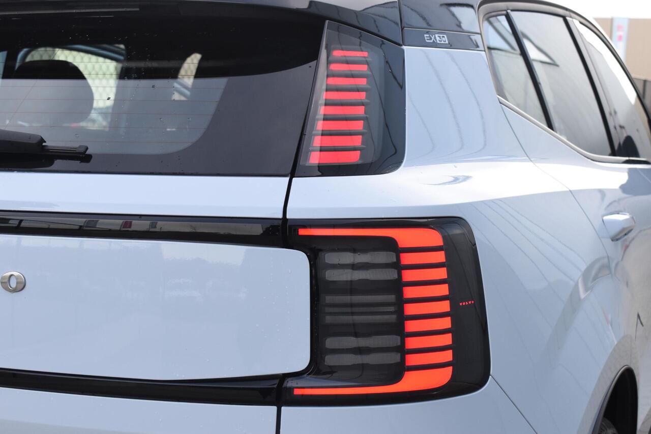 Volvo EX30 272PK Single Motor Extended Range Plus Adaptieve Cruise Control / Elektrische achterklep / Achteruitrijcamera / Parkeersensoren V+A / Harman Kardon / 19" lichtmetalen velgen