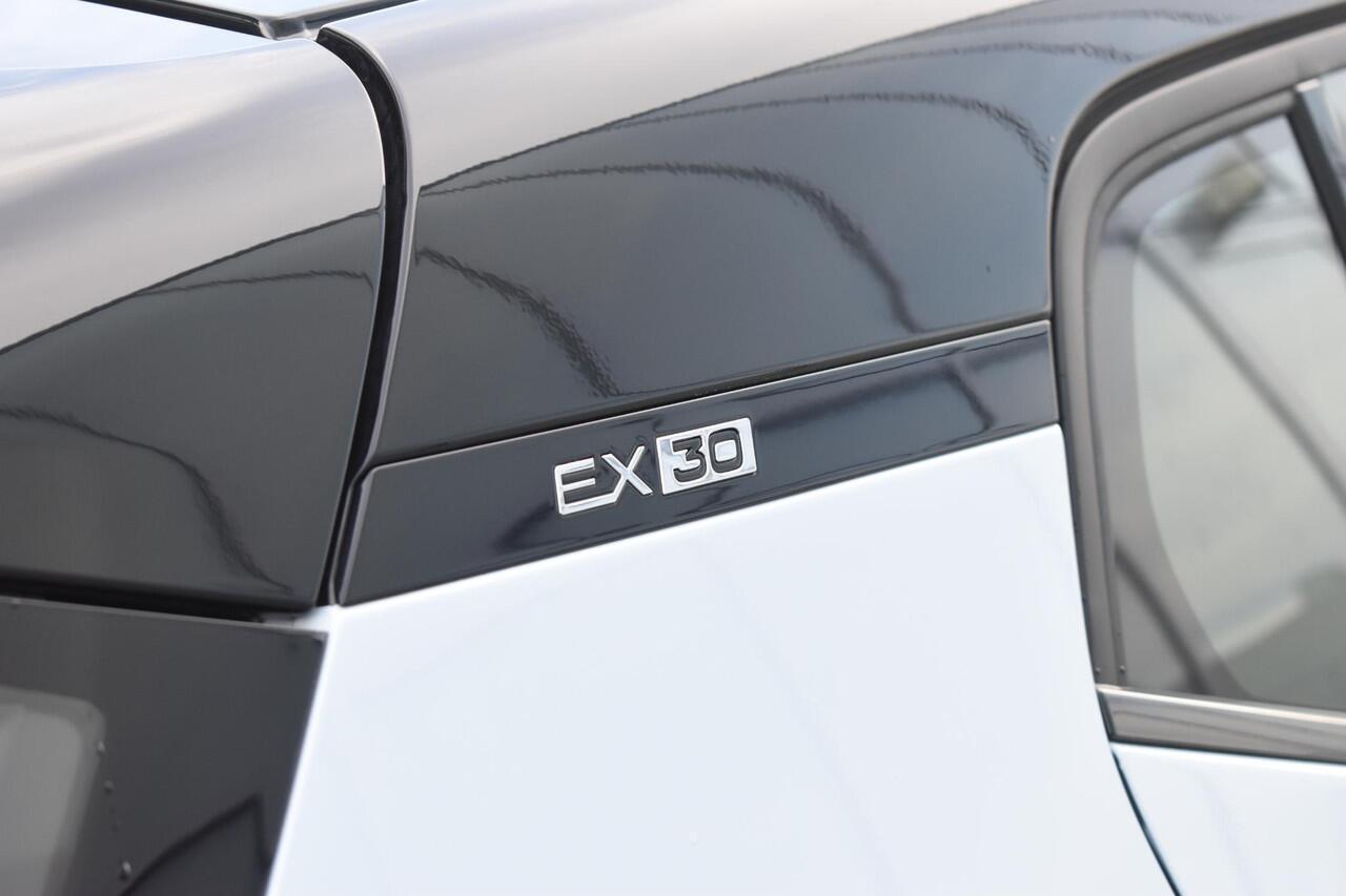 Volvo EX30 272PK Single Motor Extended Range Plus Adaptieve Cruise Control / Elektrische achterklep / Achteruitrijcamera / Parkeersensoren V+A / Harman Kardon / 19" lichtmetalen velgen