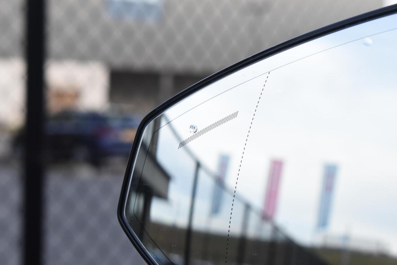 Volvo EX30 272PK Single Motor Extended Range Plus Adaptieve Cruise Control / Elektrische achterklep / Achteruitrijcamera / Parkeersensoren V+A / Harman Kardon / 19" lichtmetalen velgen