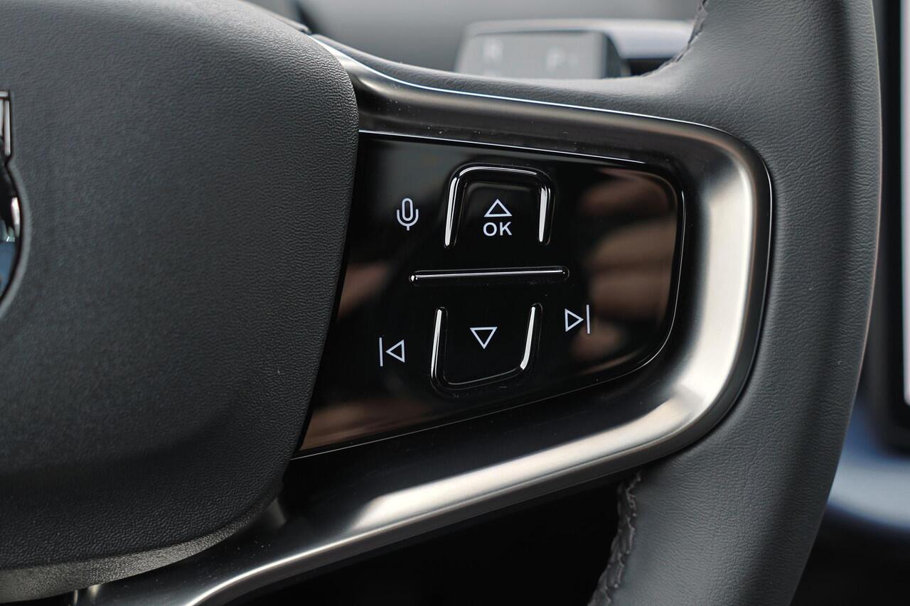 Volvo EX30 Core 51 kWh - Adaptive Cruise Control - Parkeercamera achter - Apple Carplay & Android Auto - Parkeersensoren achter - Extra getint glas - 18' LMV