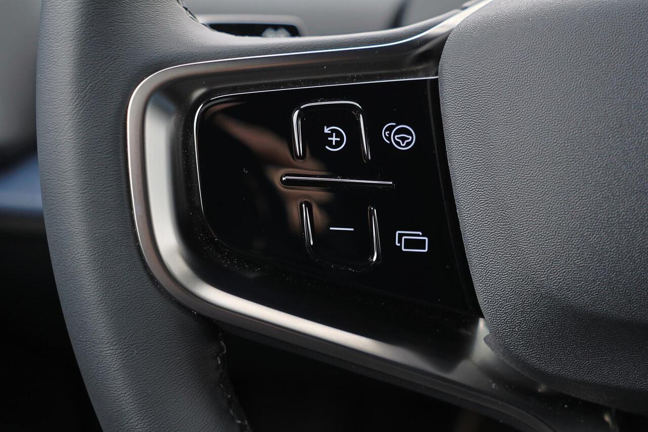 Volvo EX30 Core 51 kWh - Adaptive Cruise Control - Parkeercamera achter - Apple Carplay & Android Auto - Parkeersensoren achter - Extra getint glas - 18' LMV