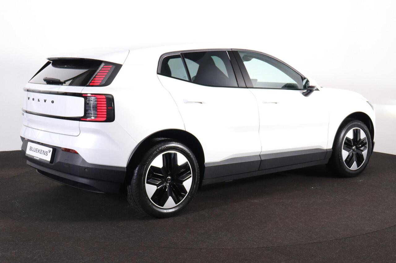 Volvo EX30 Core 51 kWh - Adaptive Cruise Control - Parkeercamera achter - Apple Carplay & Android Auto - Parkeersensoren achter - Extra getint glas - 18' LMV