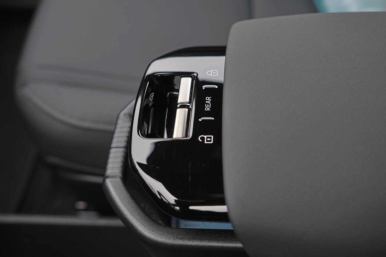 Volvo EX30 Core 51 kWh - Adaptive Cruise Control - Parkeercamera achter - Apple Carplay & Android Auto - Parkeersensoren achter - Extra getint glas - 18' LMV