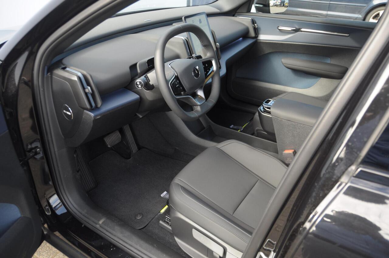 Volvo EX30 272PK Ext. Range Plus Adaptieve cruise control / BLIS / Parkeersensoren met camera / Elektrische achterklep / 20" velgen / Google infotainment / Keyless entry