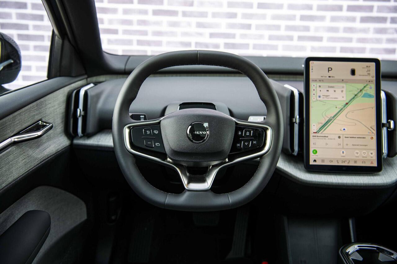 Volvo EX30 Single Motor Extended Range Ultra 69 kWh Black Edition | Trekhaak | Stoel en Stuurverwarming | 20" Y Spaaks | 360° Camera | Harman & Kardon |