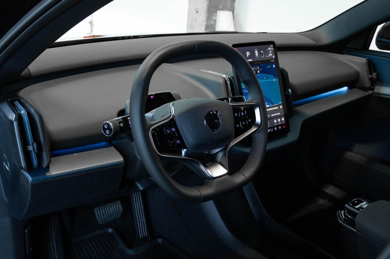 Volvo EX30 Cross Country Twin Motor Performance Ultra 69 kWh | 360º Parkeercamera | Panorama Dak | 22KW Boordlader | Elektrisch Verstelbare Voorstoelen | Audio by Harman Kardon | Keyless Entry | Extra Getint Glas Achter