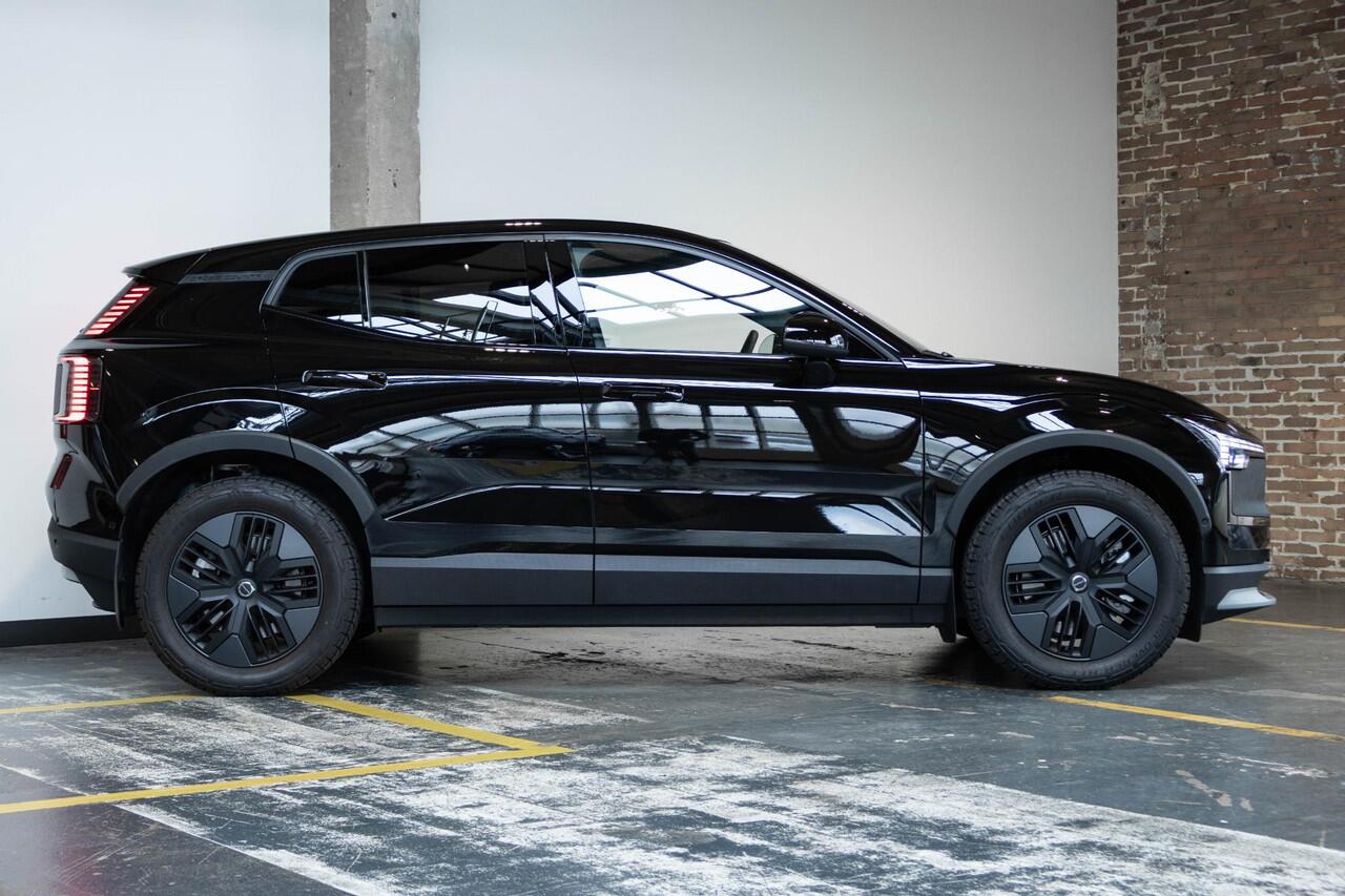 Volvo EX30 Cross Country Twin Motor Performance Ultra 69 kWh | 360º Parkeercamera | Panorama Dak | 22KW Boordlader | Elektrisch Verstelbare Voorstoelen | Audio by Harman Kardon | Keyless Entry | Extra Getint Glas Achter