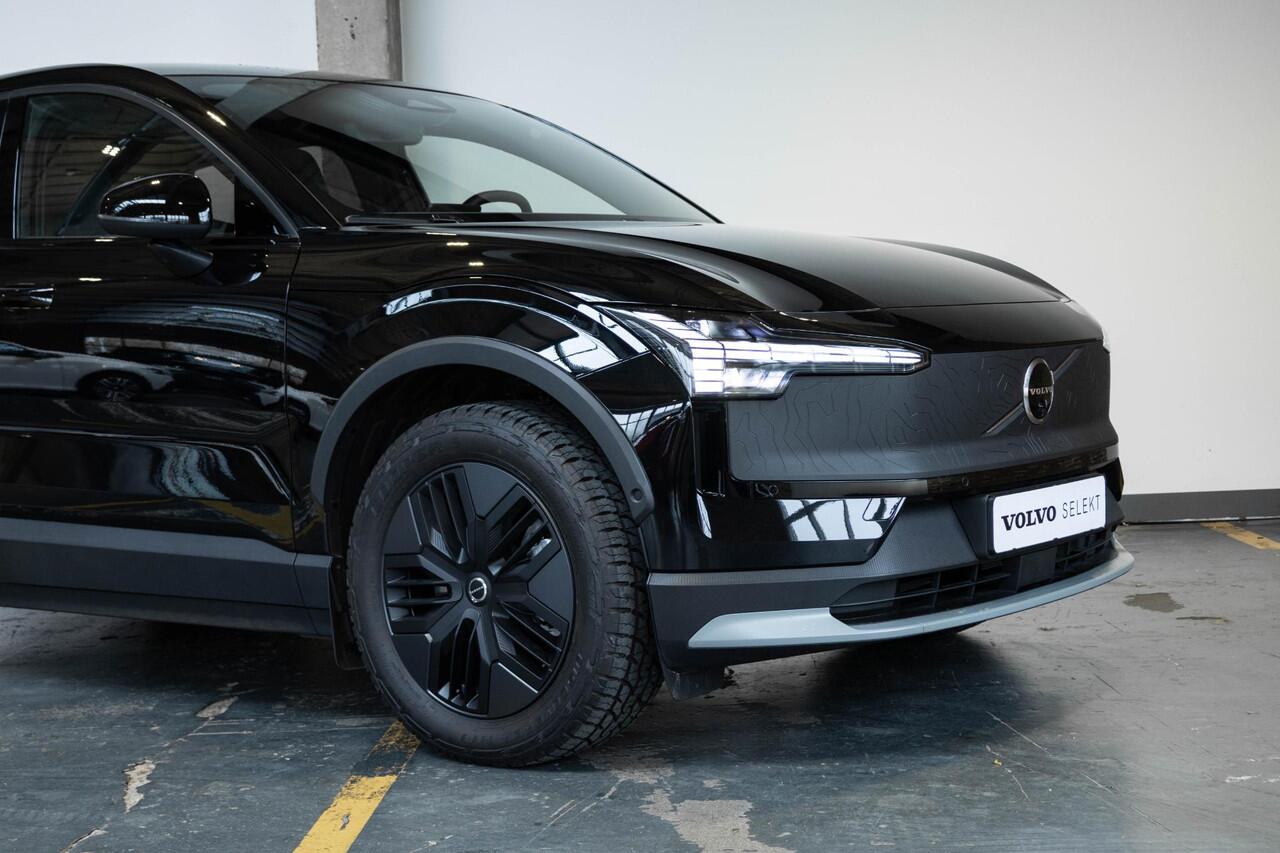 Volvo EX30 Cross Country Twin Motor Performance Ultra 69 kWh | 360º Parkeercamera | Panorama Dak | 22KW Boordlader | Elektrisch Verstelbare Voorstoelen | Audio by Harman Kardon | Keyless Entry | Extra Getint Glas Achter