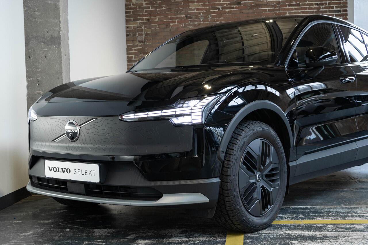 Volvo EX30 Cross Country Twin Motor Performance Ultra 69 kWh | 360º Parkeercamera | Panorama Dak | 22KW Boordlader | Elektrisch Verstelbare Voorstoelen | Audio by Harman Kardon | Keyless Entry | Extra Getint Glas Achter