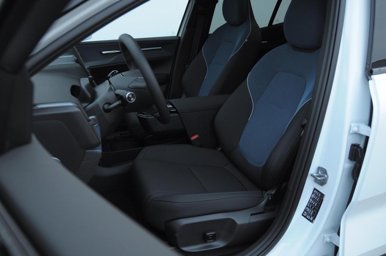 Volvo EX30 Cross Country 428PK Automaat Twin Motor Performance Ultra 69 kWh / Adaptieve cruise control/ Panoramadak/ BLIS/ Parkeersensoren met 360 camera / Getint Glas / Stoel en stuurwielverwarming / Elektrische stoelen / Apple carplay / Elektrische achterklep / Ke