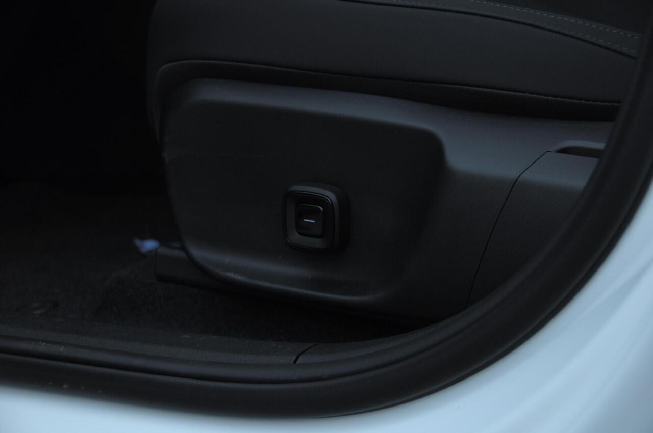 Volvo EX30 Cross Country 428PK Automaat Twin Motor Performance Ultra 69 kWh / Adaptieve cruise control/ Panoramadak/ BLIS/ Parkeersensoren met 360 camera / Getint Glas / Stoel en stuurwielverwarming / Elektrische stoelen / Apple carplay / Elektrische achterklep / Ke