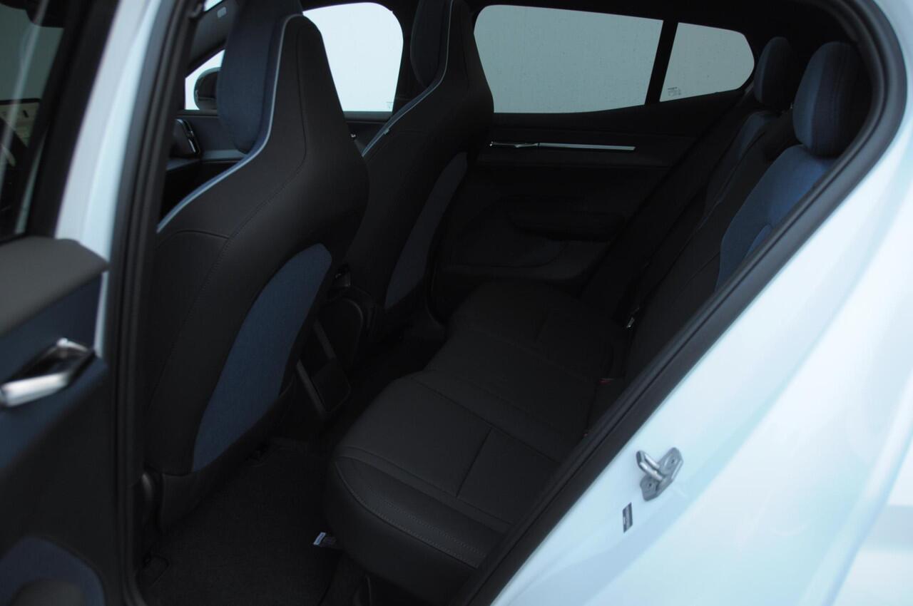 Volvo EX30 Cross Country 428PK Automaat Twin Motor Performance Ultra 69 kWh / Adaptieve cruise control/ Panoramadak/ BLIS/ Parkeersensoren met 360 camera / Getint Glas / Stoel en stuurwielverwarming / Elektrische stoelen / Apple carplay / Elektrische achterklep / Ke