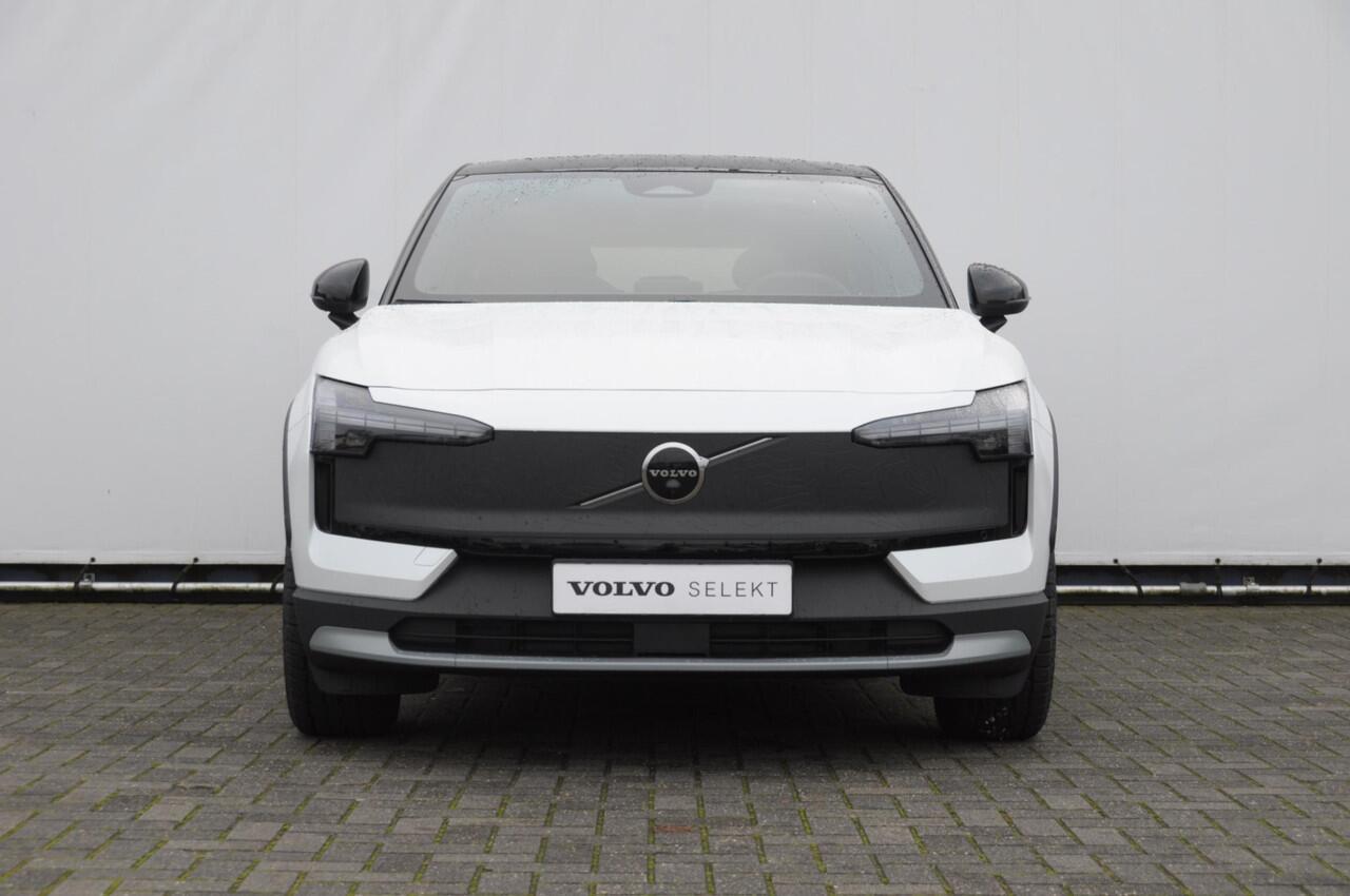 Volvo EX30 Cross Country 428PK Automaat Twin Motor Performance Ultra 69 kWh / Adaptieve cruise control/ Panoramadak/ BLIS/ Parkeersensoren met 360 camera / Getint Glas / Stoel en stuurwielverwarming / Elektrische stoelen / Apple carplay / Elektrische achterklep / Ke