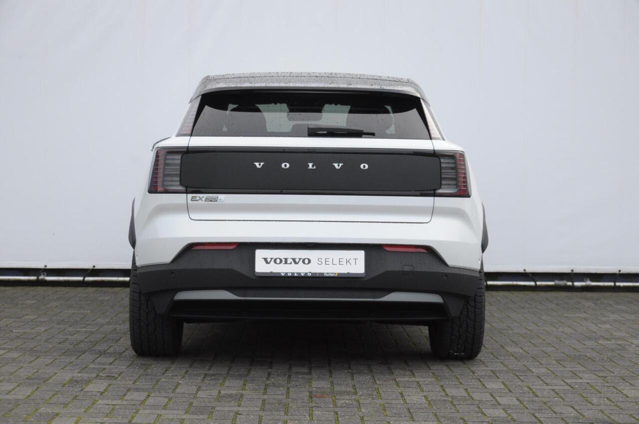 Volvo EX30 Cross Country 428PK Automaat Twin Motor Performance Ultra 69 kWh / Adaptieve cruise control/ Panoramadak/ BLIS/ Parkeersensoren met 360 camera / Getint Glas / Stoel en stuurwielverwarming / Elektrische stoelen / Apple carplay / Elektrische achterklep / Ke