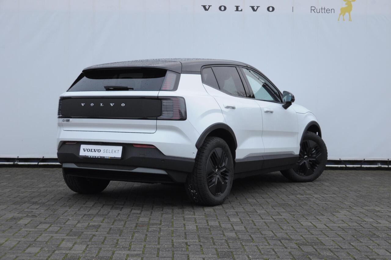 Volvo EX30 Cross Country 428PK Automaat Twin Motor Performance Ultra 69 kWh / Adaptieve cruise control/ Panoramadak/ BLIS/ Parkeersensoren met 360 camera / Getint Glas / Stoel en stuurwielverwarming / Elektrische stoelen / Apple carplay / Elektrische achterklep / Ke