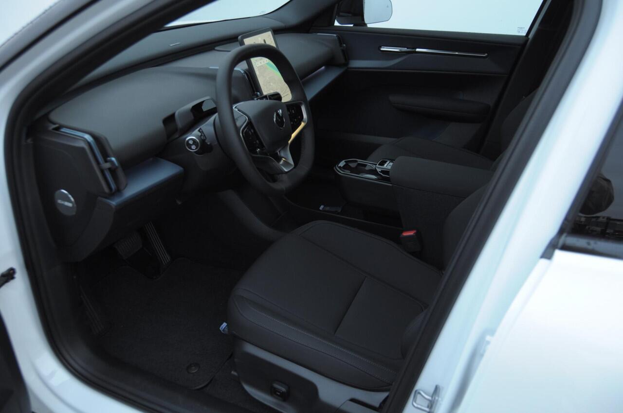 Volvo EX30 Cross Country 428PK Automaat Twin Motor Performance Ultra 69 kWh / Adaptieve cruise control/ Panoramadak/ BLIS/ Parkeersensoren met 360 camera / Getint Glas / Stoel en stuurwielverwarming / Elektrische stoelen / Apple carplay / Elektrische achterklep / Ke