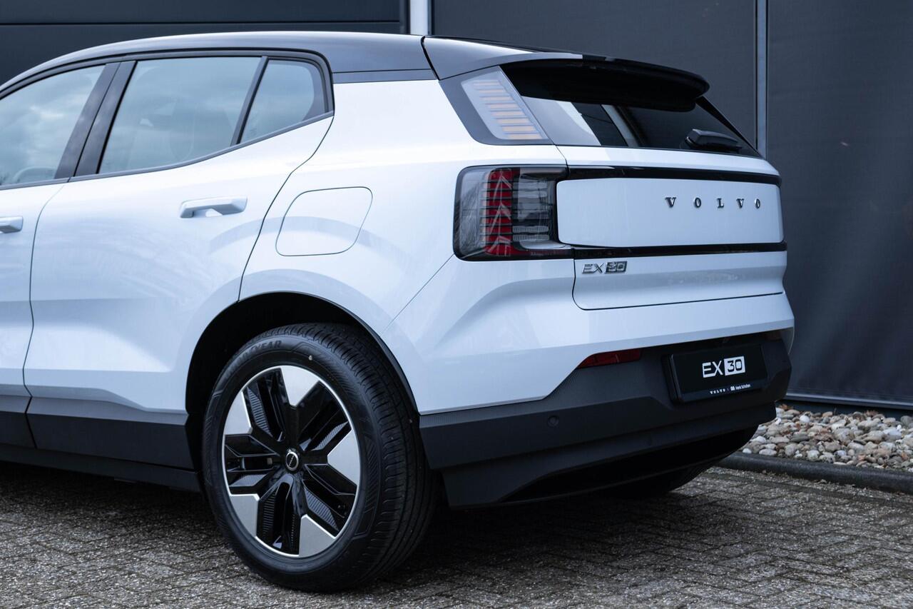 Volvo EX30 Single Motor Plus Europa 51 kWh | Semi-elektrische trekhaak | Stuur & Stoelverwarming | Elektrisch verstelbare stoelen | Dak in hoogglans zwart | Apple Car Play