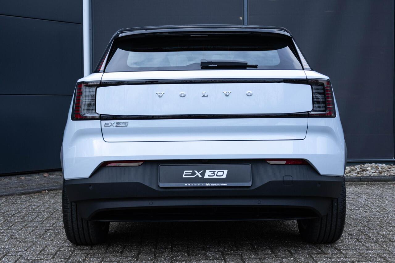 Volvo EX30 Single Motor Plus Europa 51 kWh | Semi-elektrische trekhaak | Stuur & Stoelverwarming | Elektrisch verstelbare stoelen | Dak in hoogglans zwart | Apple Car Play